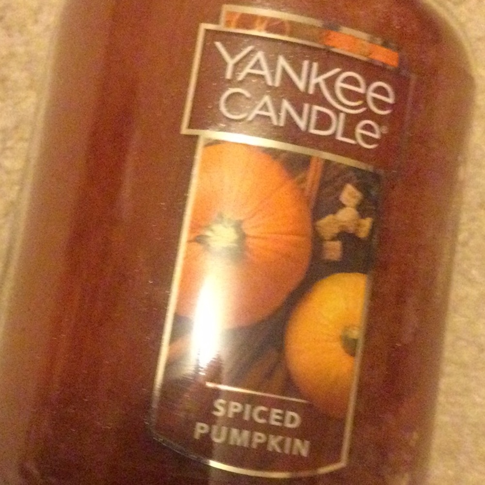 New Spiced Pumpkin Yankee Candle - Picture 2 of 6